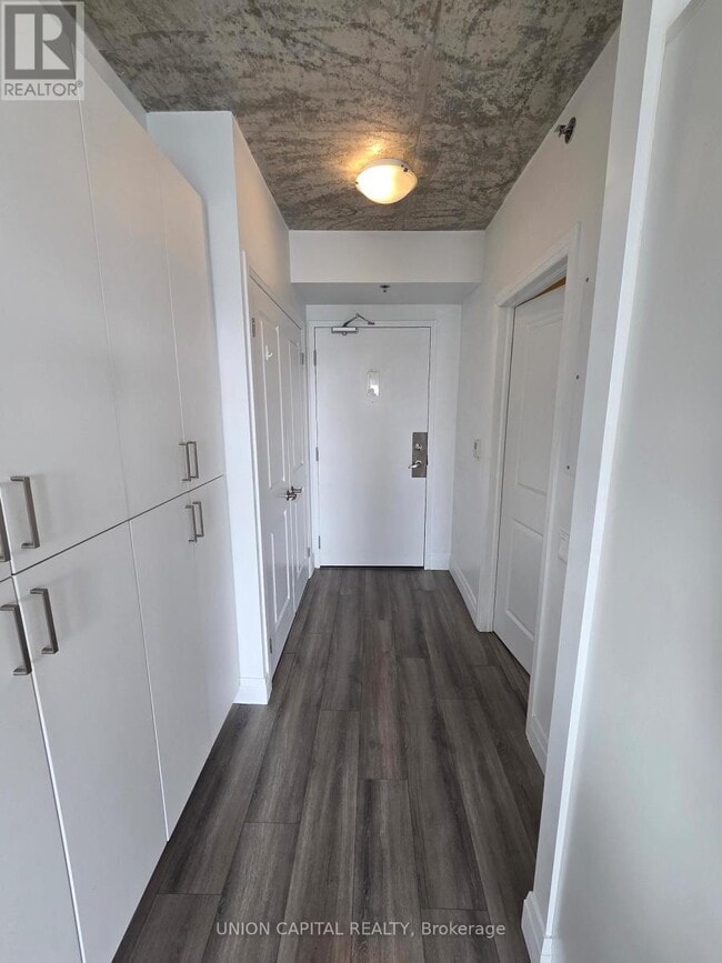 Building Photo - 1900 Simcoe St N