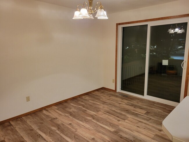 Comedor - 2231 Cloudview Ct