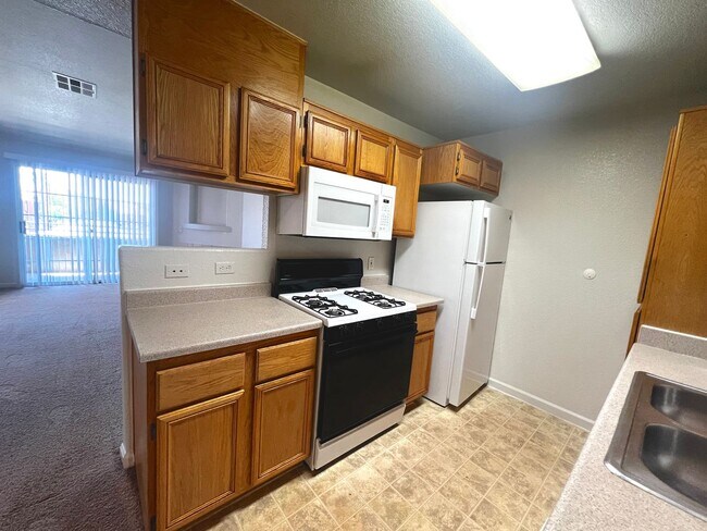 Foto del edificio - SPACIOUS 2BED/2BATH CONDO * SECOND FLOOR UNIT*