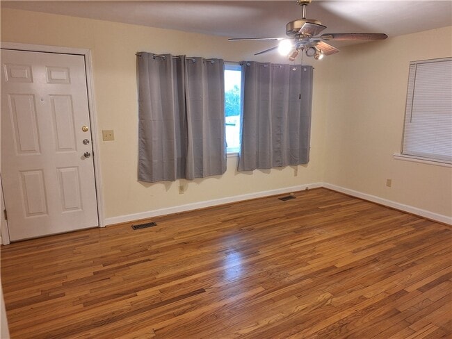 Foto del edificio - 614 Dr Mitchell Rd