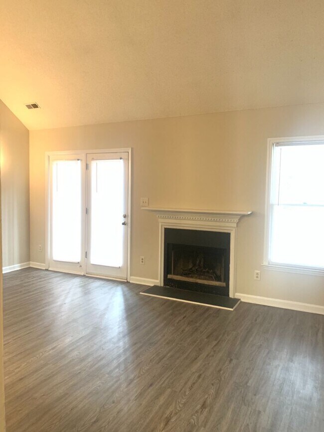 Foto del edificio - 720-C Powell Drive ~ 3 bedroom townhome ju...