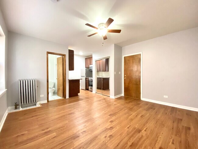 Sample 3 Studio disponible próximamente - Noviembre - 4241 Kenmore Apartments