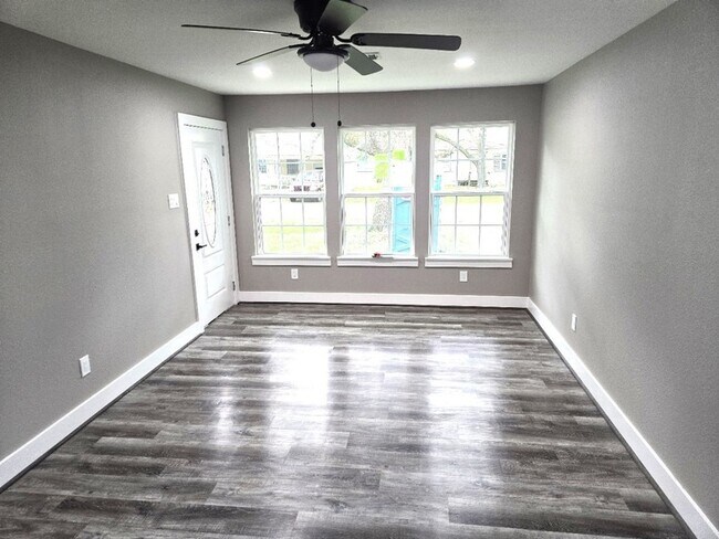 Building Photo - 412 Azalea Dr