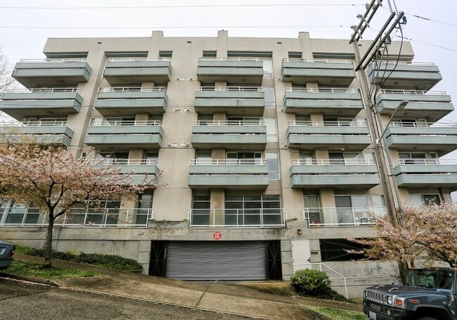 Exterior Photo - 323 W Republican St