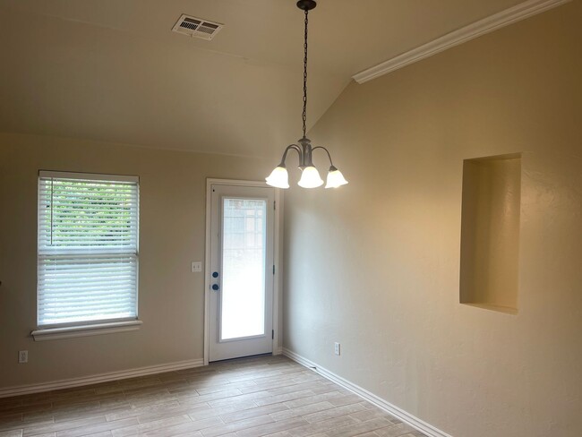 Building Photo - 3 bed 2 bath with storm shelter in Moore S...