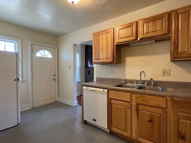 Kitchen - 1011 W 7th Ave
