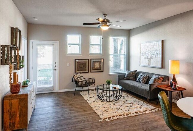 Foto del edificio - 4611 N Interstate 35 Frontage Rd