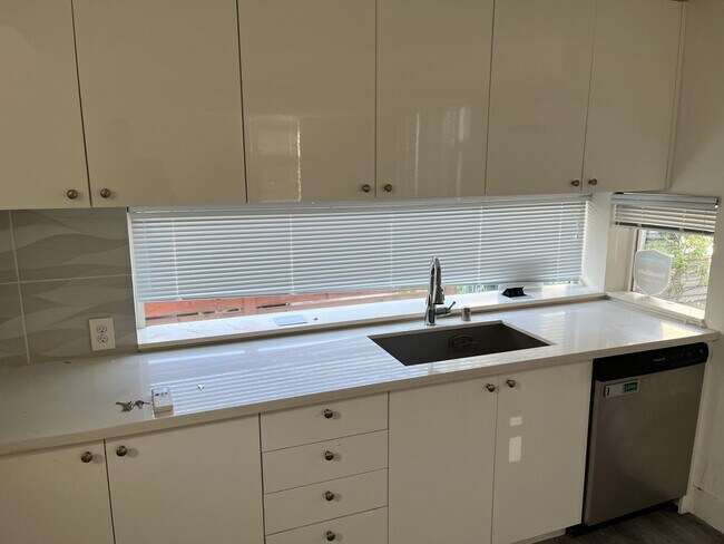 Foto del edificio - New construction UW 7 bed with large rooms