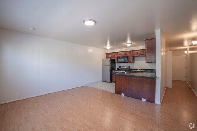 1 habitación, 1 baño - 600 pies cuadrados - Sala de estar - 2500 Dana St