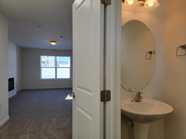 Foto del edificio - 64 Rollins Ln