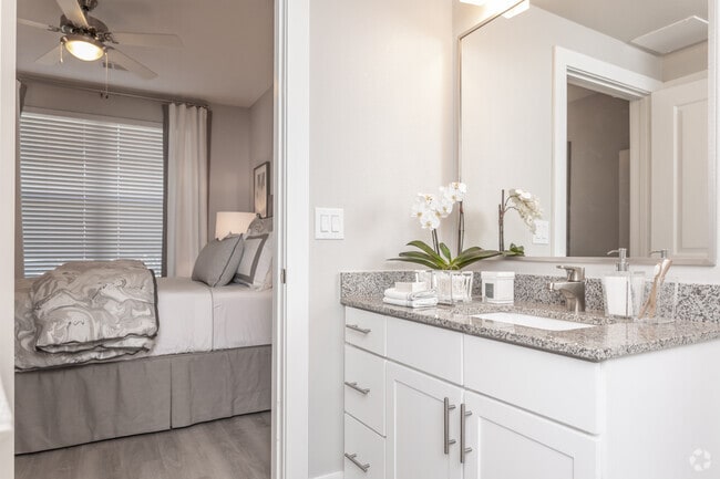 1BR, 1BA - 634SF "Neches" Bathroom - Riverhaus Creekside