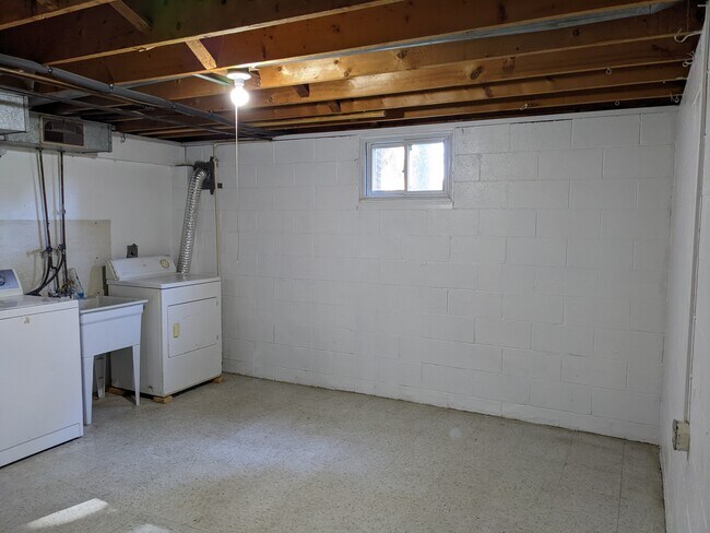 Building Photo - 2556 Perry Dr SW
