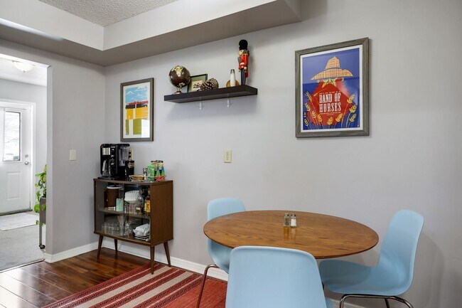 Foto del edificio - 1009 Lowry Ave NE