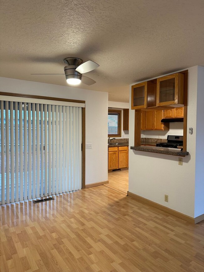 Building Photo - Newly Updated Single Level Home in Established Keizer Neighborhood