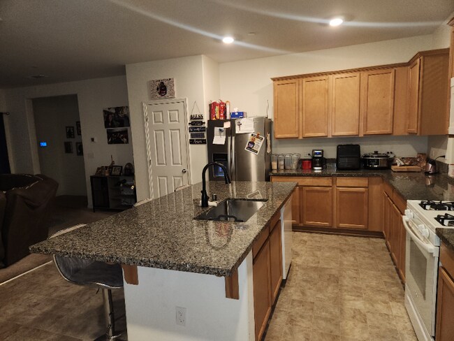 Building Photo - 2215 S Vista St