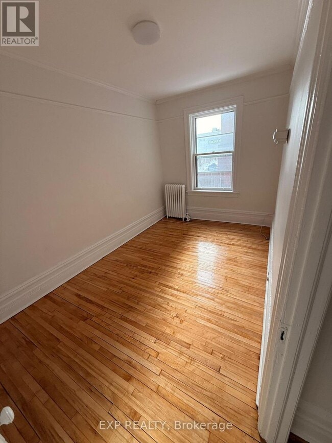 Building Photo - 366 Frank St