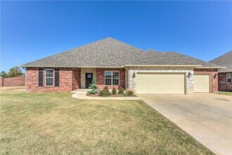 Building Photo - 641 Geneva Dr