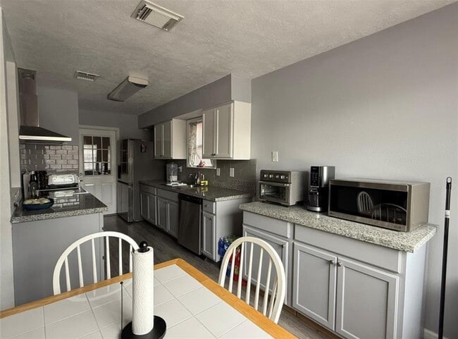Building Photo - 2714 Skelton Dr