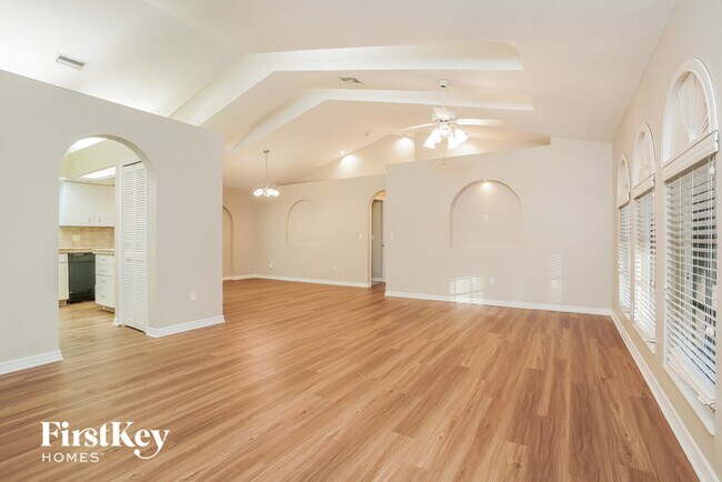 Foto del edificio - 18466 Violet Rd