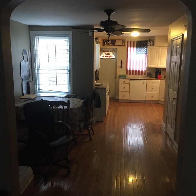 Foto del edificio - 5831 Woodcrest Ave