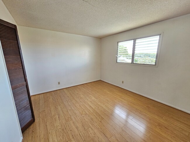 Foto del edificio - 3 bedroom, 1.5 bathroom and 2 parking condo.