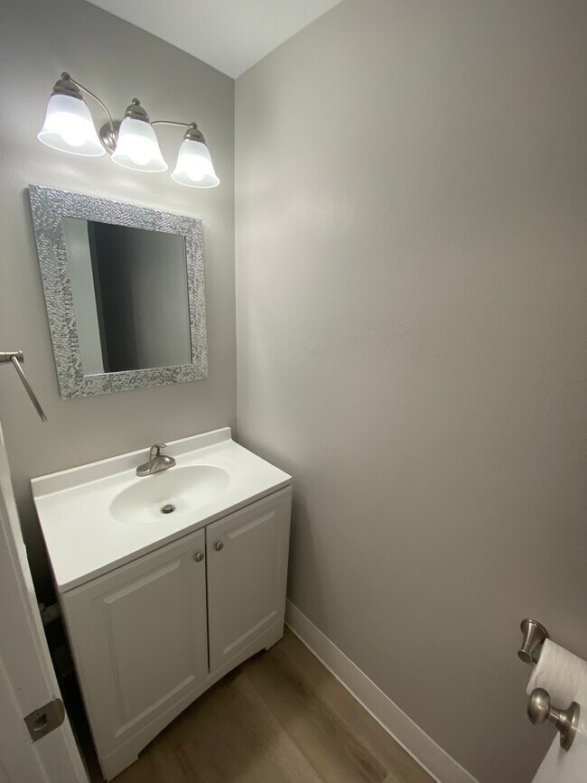 Building Photo - Fully renovated 2 bedroom, 1.5 bath apartm...