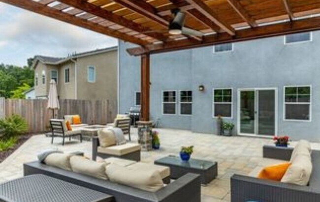 Foto del edificio - Large 4 bedroom home