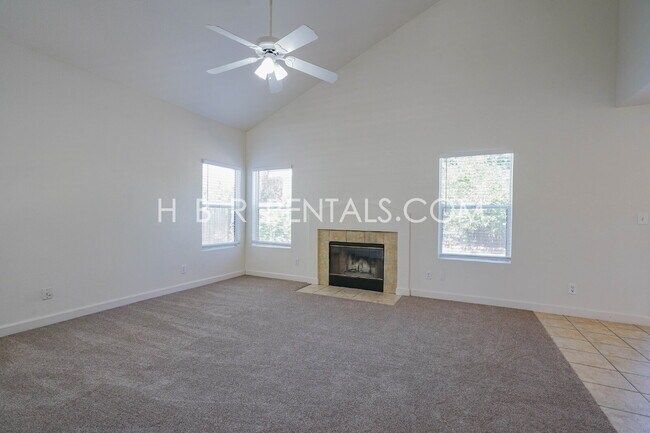 Foto del edificio - Charming 3-Bed, 2.5-Bath Home in One of Tr...