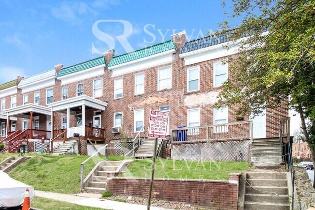 Building Photo - Charming 3BR Townhome