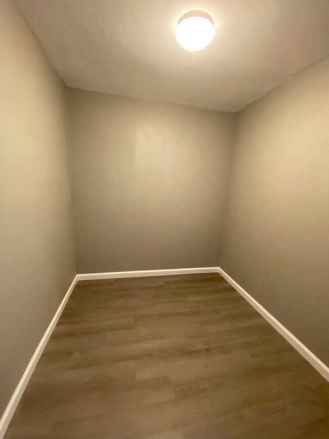 Foto del edificio - COMPLETELY REMODELED 2 bedroom/1 bath duplex AVAILABLE NOW!