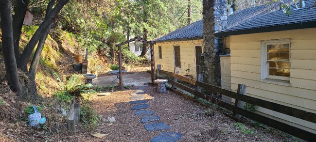 Foto del edificio - 3153 Cedar Ravine Rd