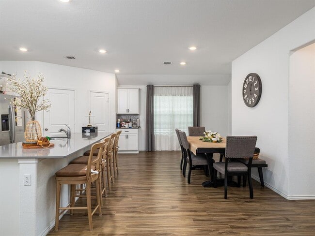 Building Photo - 210 Escondido Cir