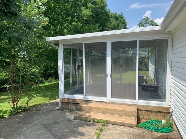 Building Photo - 3 bedroom modular in Solsberry!