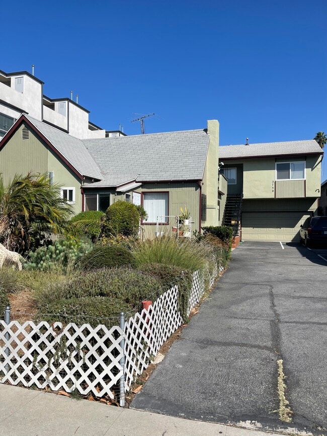 Foto del edificio - 3750 Clarington Ave