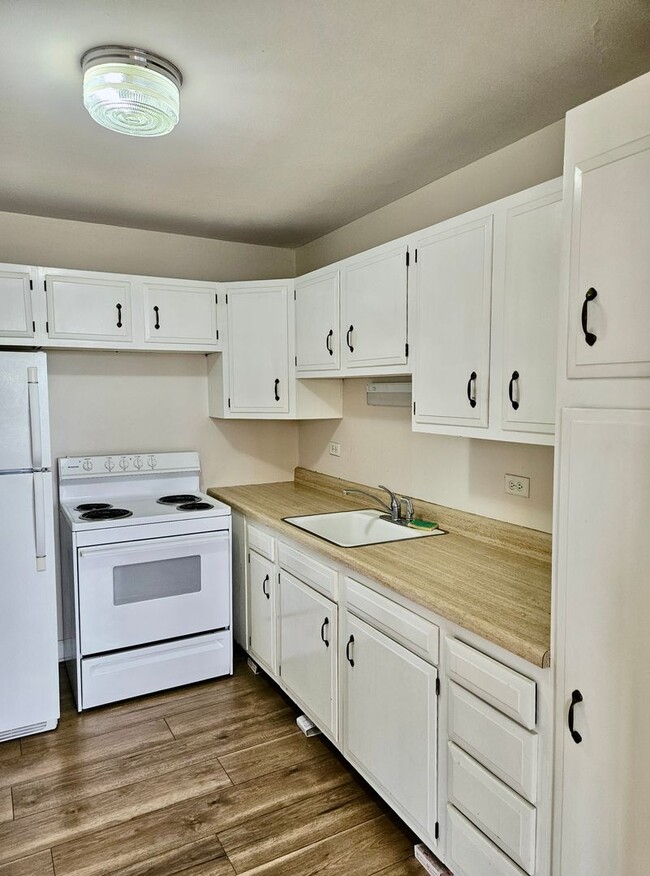 Building Photo - Charming 1 Bed, 1 Bath Condo In High Rise ...