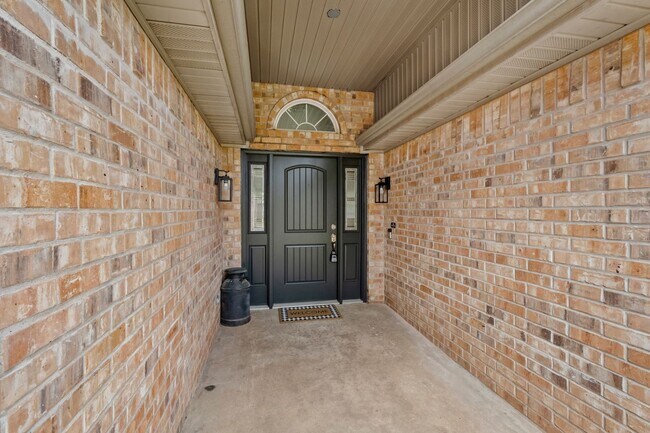 Foto del edificio - Charming 4-Bedroom Home with Modern Amenit...