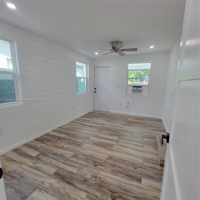 Foto del edificio - 1039 W 23rd St