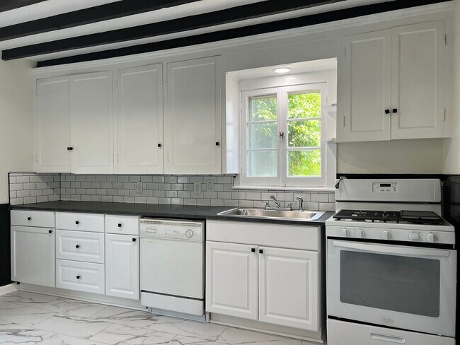 Foto del edificio - Single Family Home - Available - Will not ...