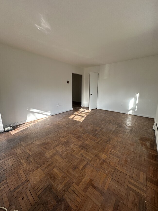 Foto del edificio - 704 Chaney Drive1