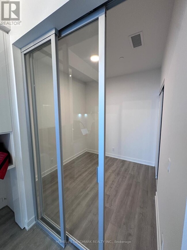 Photo du bâtiment - 50 Upper Mall Wy