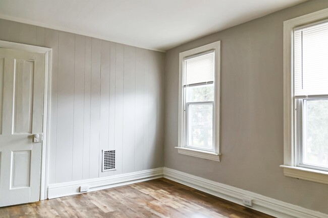 Building Photo - 218 4th St