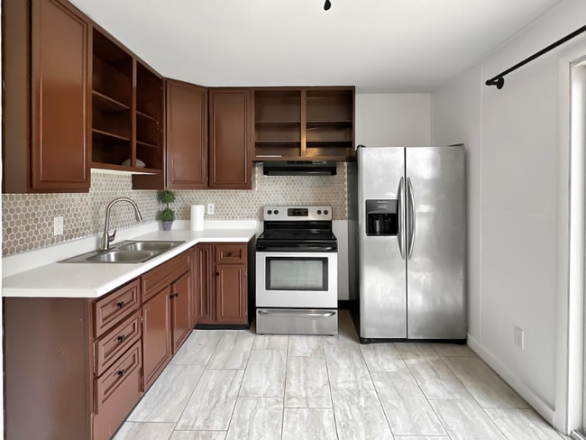 Building Photo - 877 Donegal Dr W