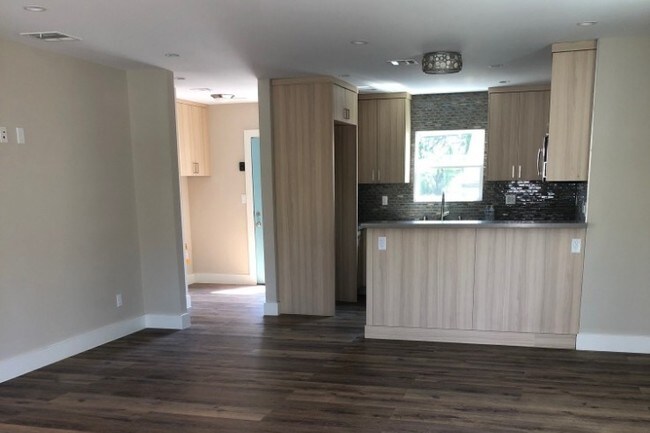 Foto del edificio - 8034 Airlane Ave