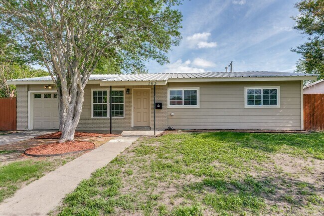 Building Photo - 5-BEDROOM HOME IN WILSHIRE TERRACE