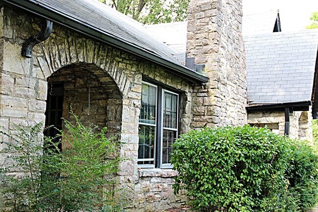 Foto del edificio - Stone Tudor Cottage! 3 Bedrooms / 2 Full B...