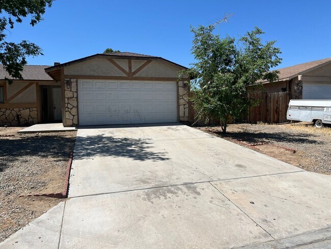 Building Photo - 3 bedroom 2 bathroom available in Adelanto!