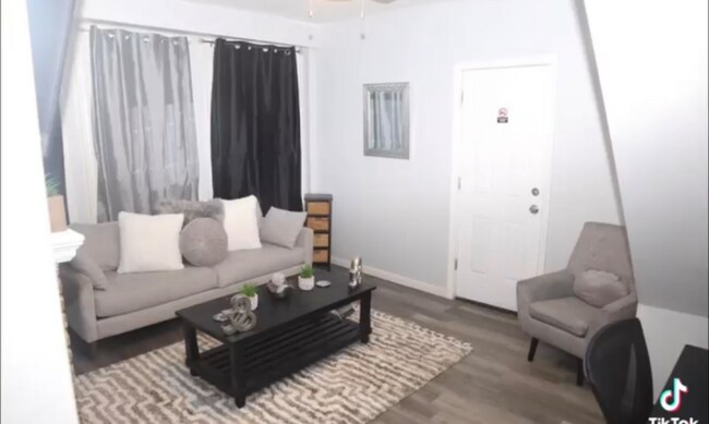 Foto del edificio - 5235 Woodland Ave