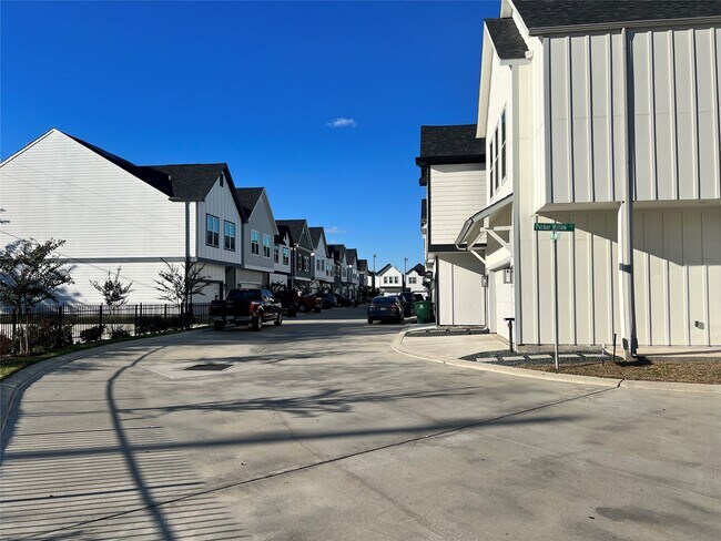 Foto del edificio - 6712 Parker Oaks Ln