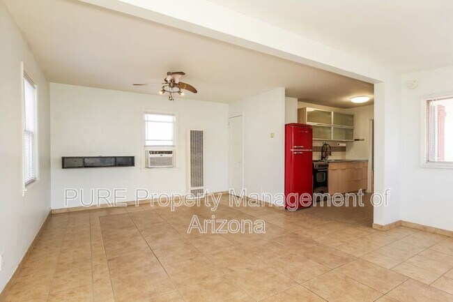 Building Photo - 912 E Montebello Ave