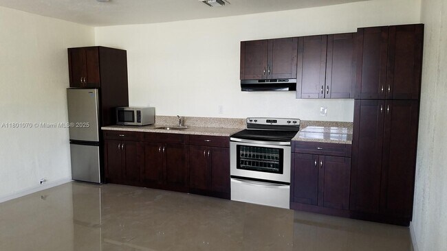Foto del edificio - 703 NW 6th St